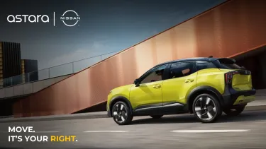 Coche amarillo con fondo de carretera y las marcas Nissa y Astara